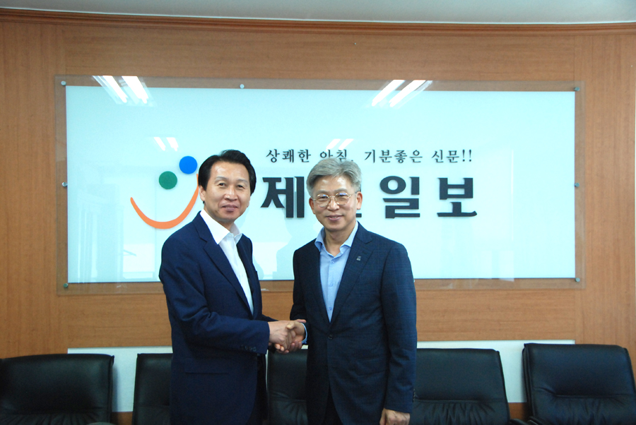 29일 본사를 방문한 송병기(왼쪽) 신임 울산경제부시장과 본보 임채일 대표이사가 환담을 나눈 뒤 악수를 하고 있다.