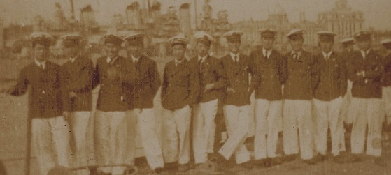 원양항해 실습 중 상하이에 정박한 실습선에서 1기생 학생들의 모습(1947년). 부두에 정박한 선박들과 시가지를 배경으로 서 있는 학생들의 다양한 포즈가 이채롭다.