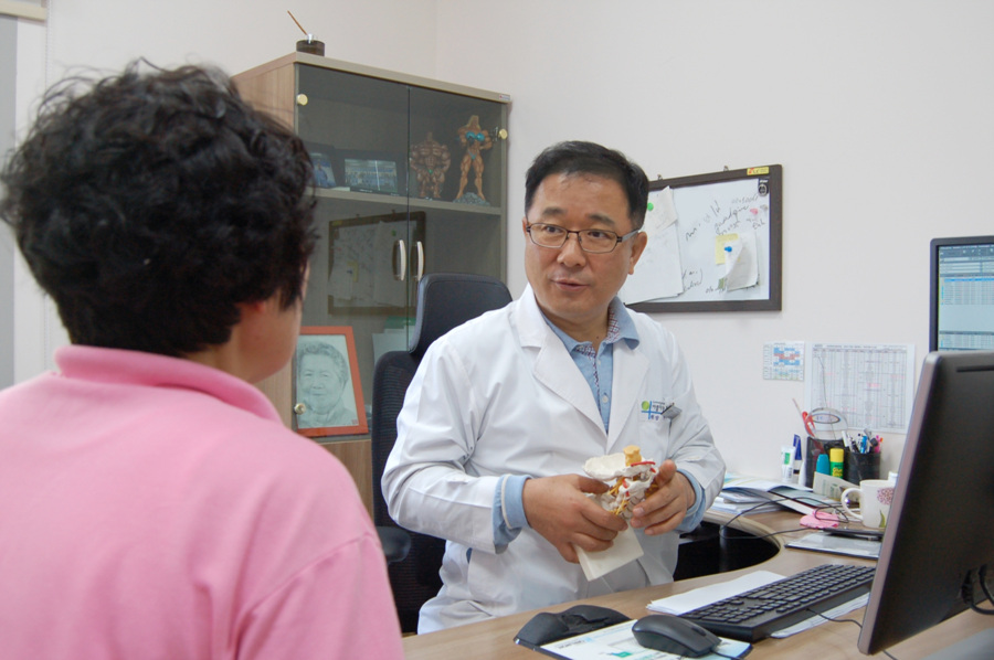 울들병원 병원장인 장호석 신경외과 전문의가 환자를 진료하는 모습.