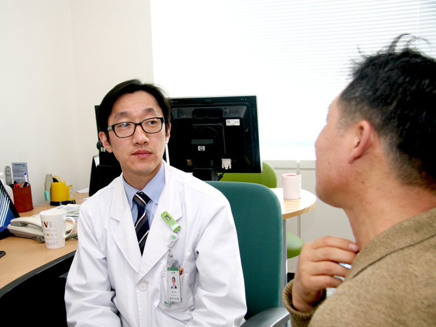 울산대학교병원 신경외과 박은석 교수가 진료하는 모습.