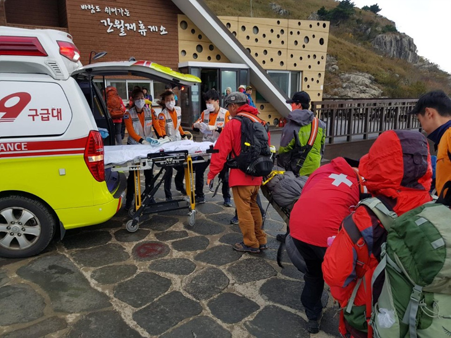 영남알프스 간월재 휴게소 앞에서 진행된 산악전 문 의용소방대의 산악구조 훈련 장면. 사진제공=울산중부소방서