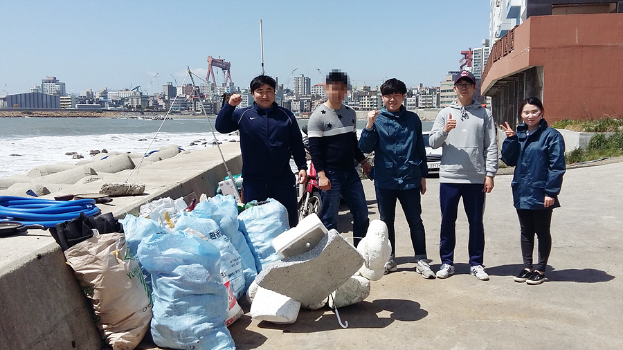 2017년 여름 방어진 슬도 방파제에서 쓰레기 치우기를 마친 단원들. 사진제공=울산동구청년봉사단