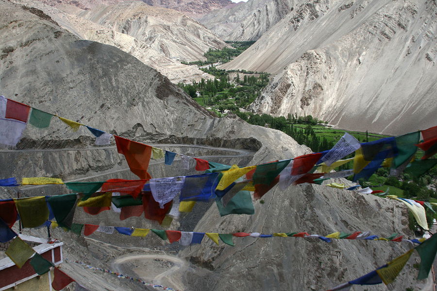 라다크 중심도시 ‘레’에서 100km 남짓 떨어진 ‘띠무즈감’이란 마을에 걸려 있는 티베트불교 상징물의 하나인 ‘타르초’. 불경을 적어놓은 다섯 가지 색깔의 천은 신앙심의 버팀목 구실을 한다.