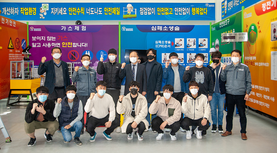 지난달 30일 한국폴리텍대학 석유화학공정기술교육원 강당에서 열린 ‘제28회 화학네트워크포럼’ 참석자들. 앞줄 오른쪽 네 번째가 이동구 RUPI사업단장.