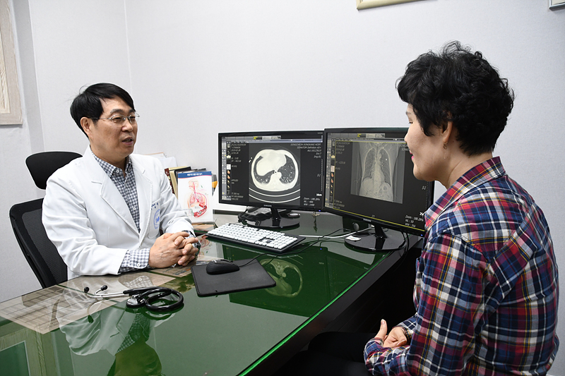 동천동강병원 흉부외과 박상섭 전문의가 환자를 진료하고 있다.