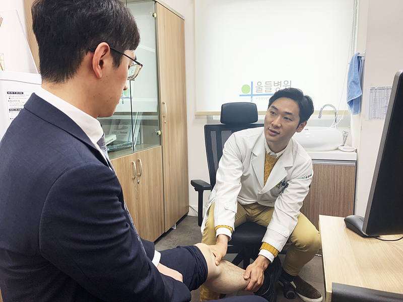 울들병원 정형외과 장한길 전문의가 환자를 진료하고 있다.