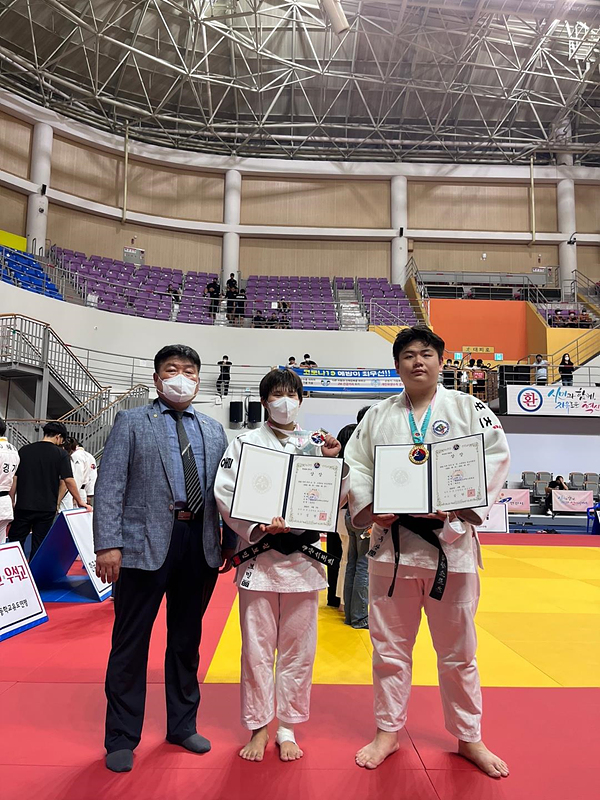 전국유도연맹전에서 은메달은 딴 김보민(가운데) 선수와 금메달을 딴 백두산(오른쪽) 선수.