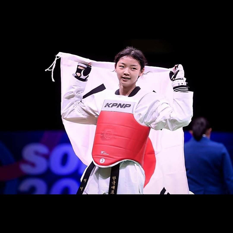 소피아 세계태권도청소년선수권에서 우승한 서여원 선수가 태극기를 펼쳐들고 있다.