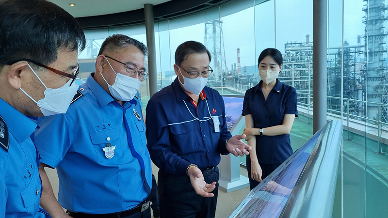 울산해양경찰서는 11일 SK에너지(주) 울산COMPLEX를 방문해 업무 현황을 청취하고 해양 원유시설을 점검하는 시간을 가졌다.