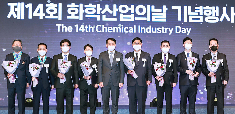 31일 서울 소공동 롯데호텔에서 열린 제14회 화학산업의 날 기념식에서 화학산업 발전에 기여한 유공자 42명에 대한 정부 포상이 이뤄졌다. 사진제공=산업통상자원부