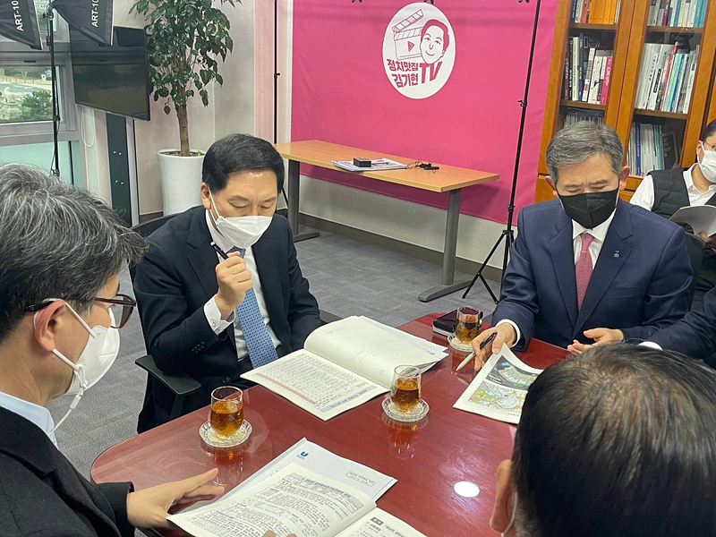 김기현 국회의원이 30일 기획재정부 예산실장에게 울산 현안사업의 국비 증액을 요청했다.