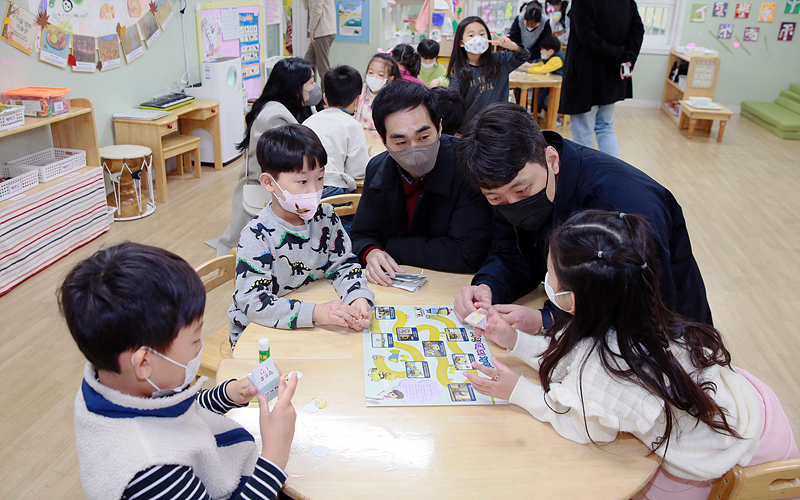 울산시는 행정안전부 국립재난안전연구원과 공동으로 1일 울산시청어린이집에서 재난 및 안전 취약계층인 어린이를 대상으로 만화 인물 ‘안전지킴이 우당탕탕 아이쿠’를 활용해 개발한 지진 안전 교구로 ‘찾아가는 지진 안전 교육’을 실시했다.