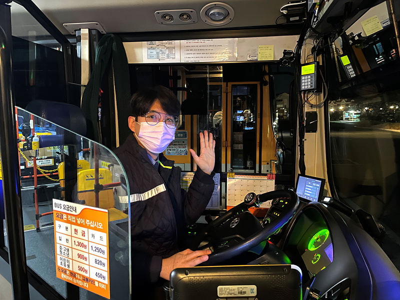 새해 첫 운행을 앞둔 대우여객자동차(주) 104번 버스 운전기사 손제민(38)씨.