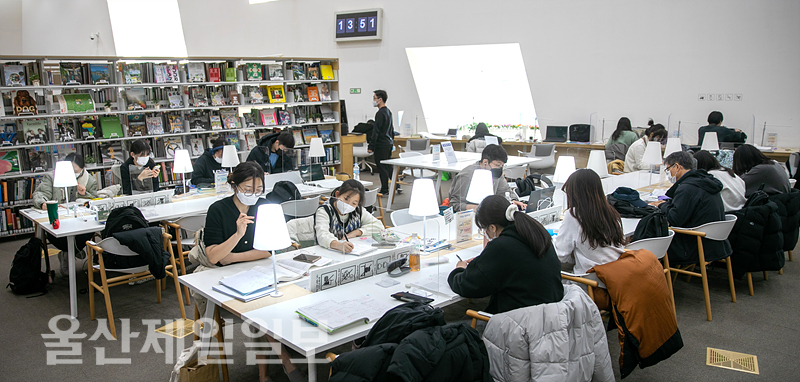 울산지역 강추위가 연일 이어지고 있는 26일 울산도서관에서 시민들이 책을 읽거나 공부를 하며 추위를 피하고 있다.	 최지원 기자