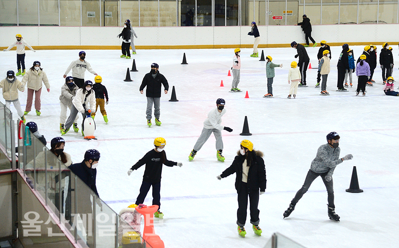 주말인 지난 27일 울산과학대학교 아산체육관 아이스링크장을 찾은 시민들이 스케이트를 타며 즐거운 시간을 보내고 있다. 	장태준 기자