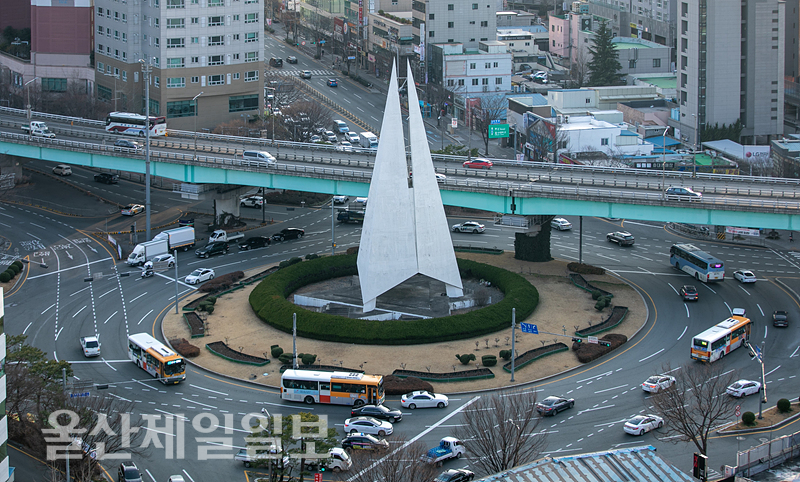 만성 교통체증을 앓았던 회전교차로인 울산 신복로터리의 상징 유신탑을 철거하고 평면교차로로 전환하는 사업을 검토 중이다. 사진은 2일 울산 신복로터리 전경. 최지원 기자