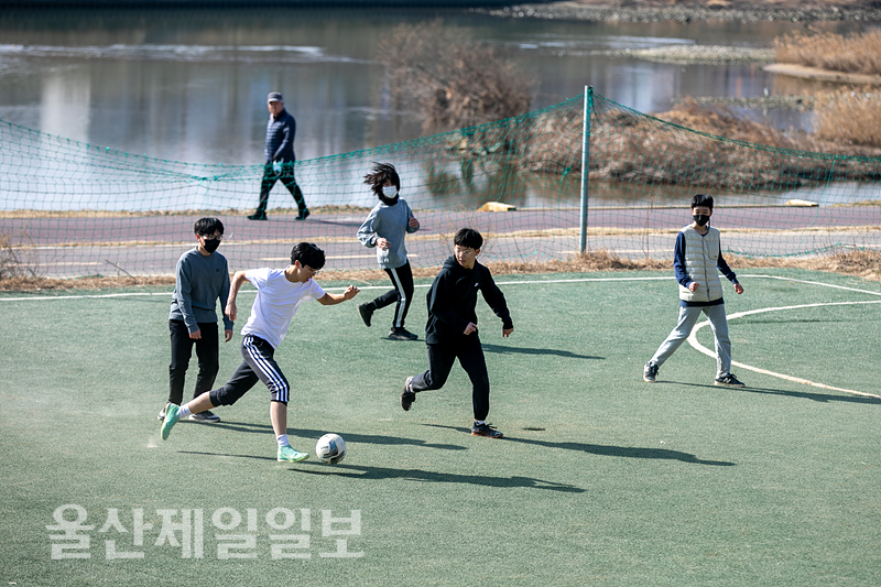 화창한 날씨를 보인 2일 중구 태화강둔치 축구장에서 학생들이 신나게 축구를 하고 있다. 	최지원 기자