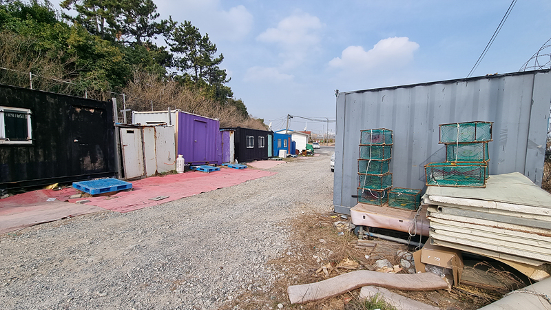 7일 울주군 온산읍 당월리 1-1번지 일대 국유지에 컨테이너 20여개가 설치돼 있다.