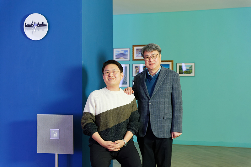 UNIST 송창근 교수 연구팀. 왼쪽부터 제1저자인 정하일 박사, 송창근 교수.