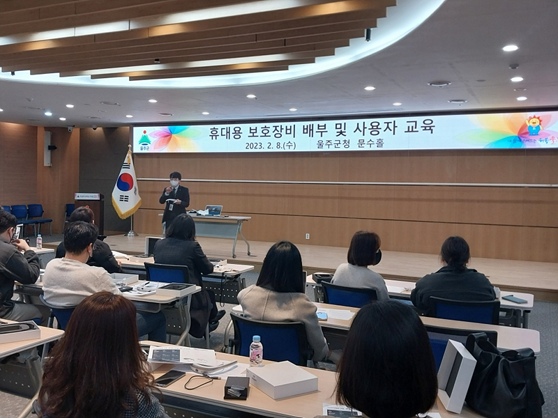 울주군이 민원 담당 공무원의 안전한 근무환경을 조성하기 위해 8일 민원 응대 부서에 휴대용 보호장비인 웨어러블캠을 배부하고, 군청 1층 문수홀에서 사용 안내 및 교육을 실시했다.