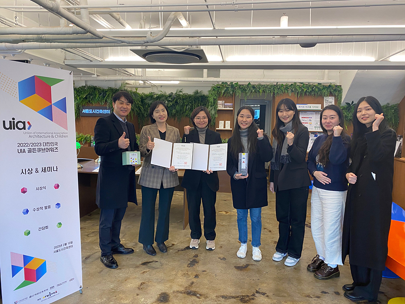 울산시교육청의 학교공간혁신 프로그램인 ‘배움난장-우리학교 미래학교 배움을 뒤집다’가 지난 10일 서울도시건축센터에서 열린 ‘UIA 대한민국 골든큐브 어워즈’에서 학교 상 부문 최우수상을 수상했다.