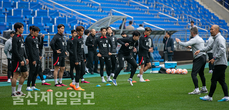 대한민국과 콜롬비아의 축구 국가대표팀 친선경기를 하루 앞둔 23일 울산 문수축구경기장에서 손흥민을 비롯한 선수들이 훈련을 하고 있다. 최지원 기자