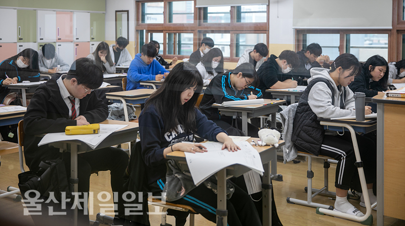 올해 첫 수능 모의평가인 전국연합학력평가가 23일 실시된 가운데 울산 강남고등학교에서 고3 학생들이 시험을 치르고 있다. 최지원 기자